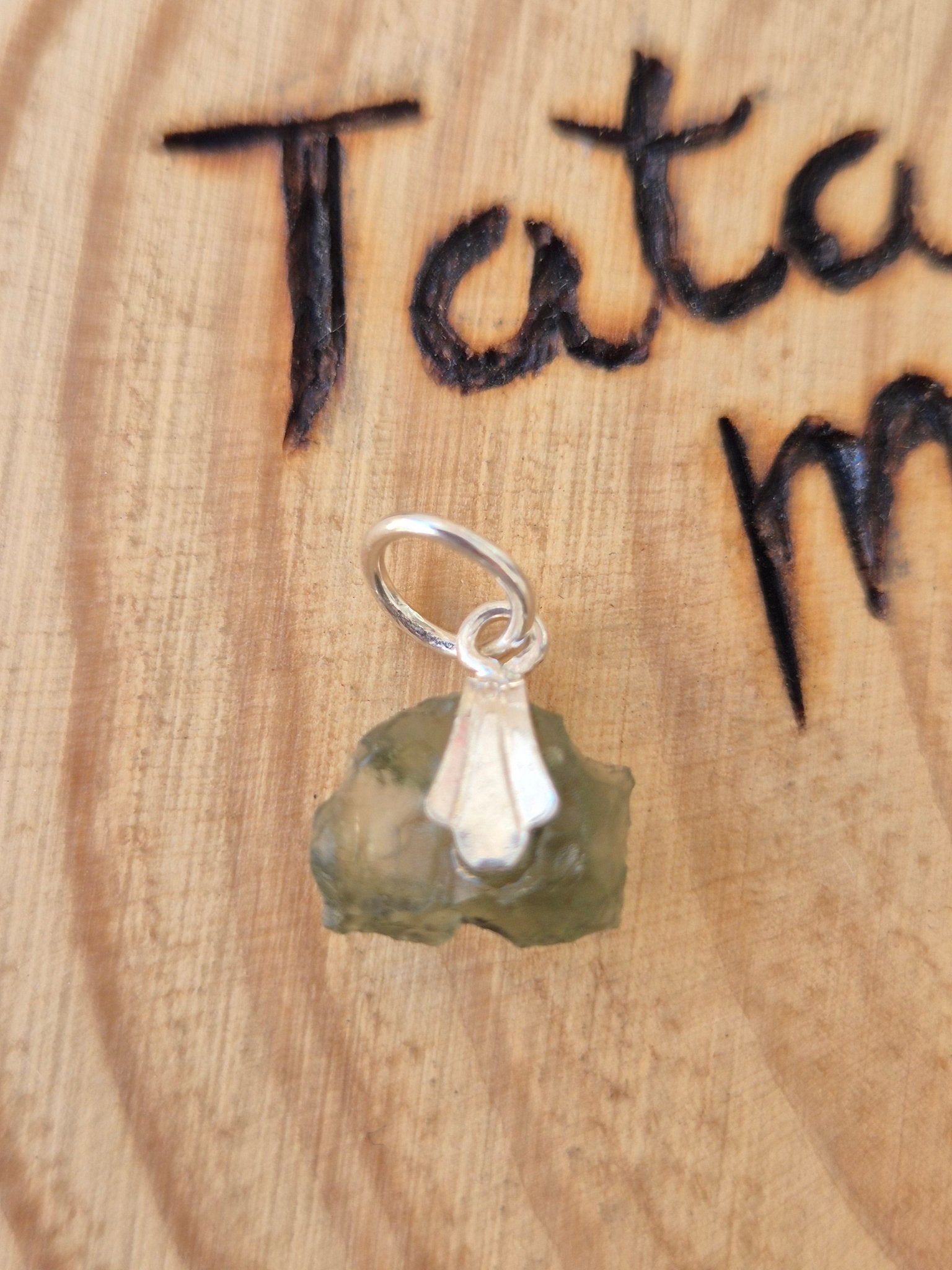 Moldavita - Piedra de Transformación y Conexión Cósmica con enganche de plata Tienda esotérica Málaga - La Tienda de Tata Magic: tienda Esotérica en Málaga